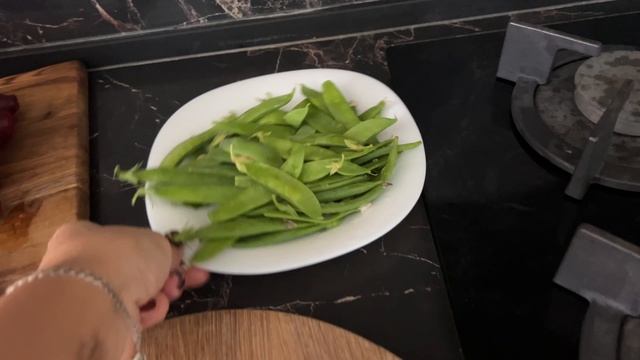 Начала снова полоть траву, после дождя сорняк растет сильнее