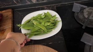Начала снова полоть траву, после дождя сорняк растет сильнее