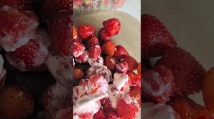 Клубника со сметаной.Очень вкусно!