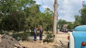 В сквере Летчиков в Керчи трудится бригада КРЭС