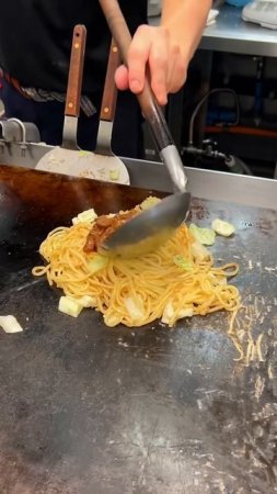 FC0MgUBcIc8 - ぐるぐる回るオムそば🍳食感の良い牛すじと濃厚タレが絡んで美味しすぎる！【長田本庄軒】#東京グルメ #japanesefood #shorts