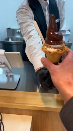 Nj8mIjFskZc - 縁起がいいソフトクリーム　#japanesefood #shorts