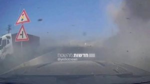 Четкие кадры прилета иранской ракеты рядом с оживленной трассой - водителям очень повезло