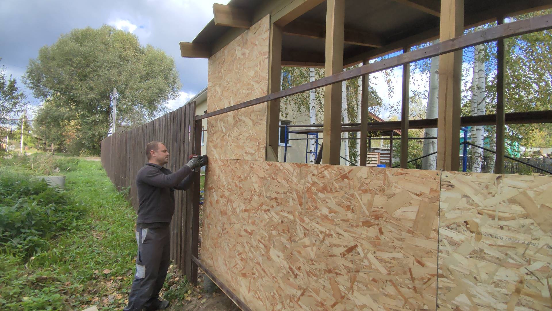 ВДВОЁМ ОБШИВАЕМ СТЕНЫ И КРАСИМ. Особенности монтажа ОСБ. смотреть онлайн