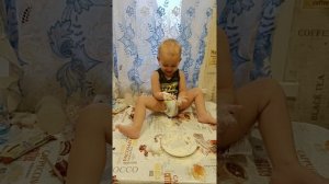 Малыш готовит сырники