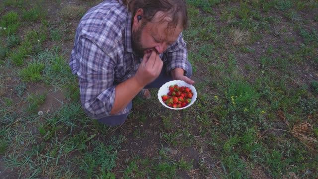 СОБРАЛ КЛУБНИКУ В ОГОРОДЕ ДЛЯ ПЕНСИОНЕРОВ МАМЫ И ПАПЫ ОНИ ТАК РАДЫ И ВКУСНО КУШАЮТ