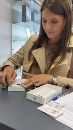 На видео наша #довольныйпокупатель2centru распаковывает новенький iPhone 16 Pro 📦📱⠀