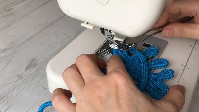 Создать атмосферу новогоднего праздника. Подставка елочка из 1 м шнура