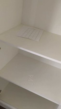 Встроенный шкаф на балкон по индивидуальным размерам в классическом стиле и белом цвете.