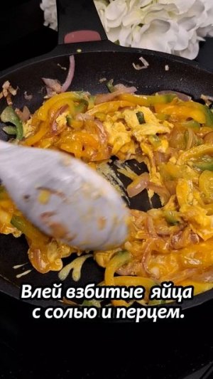 Хрустящий картофель Хассельбек с яичным омлетом и соусом из чеснока