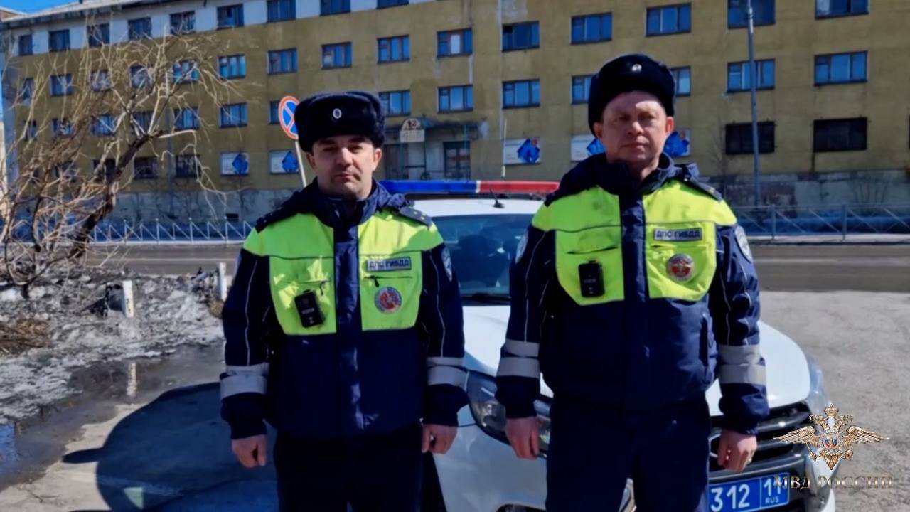 Владимир Колокольцев наградил полицейских, которые помогли жителям эвакуироваться при пожаре