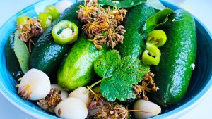 Малосольные огурчики в кастрюле - вкусные хрустящие