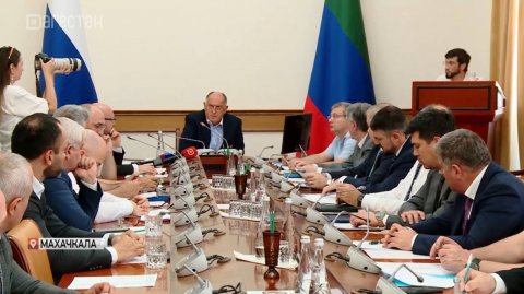 Под руководством Абдулмуслима Абдулмуслимова прошло заседание штаба по подготовке ЖКХ