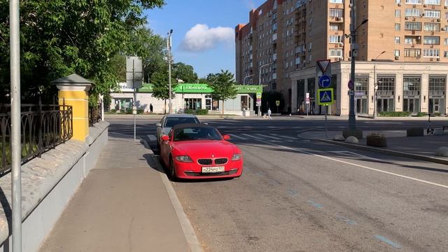Москва. Прекрасный денёк. Метро Полянка.