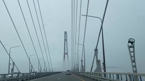 Видимость нулевая, настроение боевое: как водители покоряют Русский мост