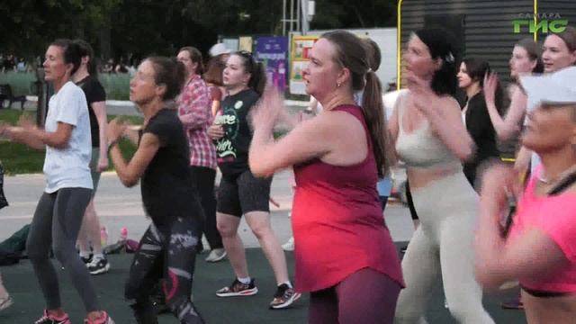 В парке Гагарина прошла зажигательная тренировка по зумбе