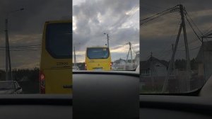 Это город, детка. Вмятина в заборе от  въехавший в него  машины