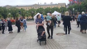 Танцуют все.  Площадь Ленина Санкт-Петербург май 2025 г.