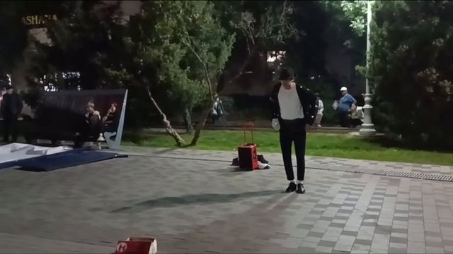 Парень круто копирует Майкла Джексона