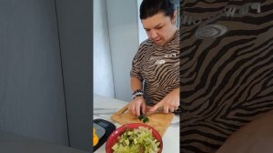 25.06 САЛАТ ГРЕЧЕСКИЙ, ТВОРОЖНАЯ ЛЕПЁШКА