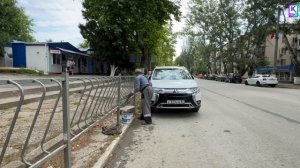 Керчь преображается: возле Горьковского рынка красят ограждение