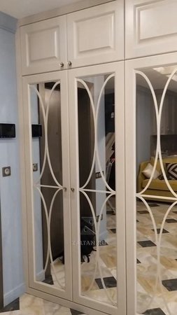 Шкаф в прихожую с зеркальными распашными дверцами с декоративными узорами в форме дуг