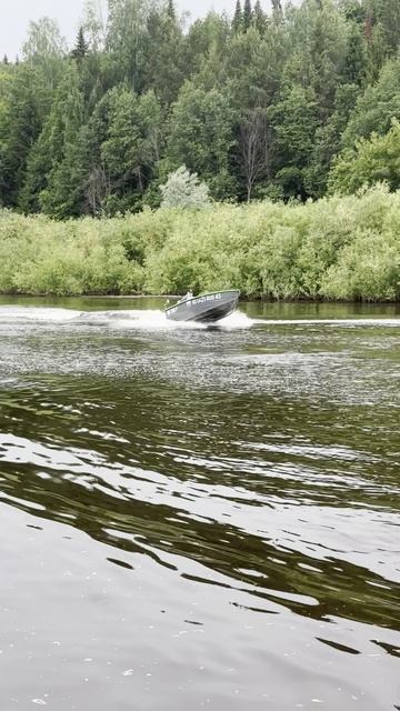 Лодка Вятбот (WYATBOAT) - 390 Р увеличенный борт на воде с мотором 30 л.с. смотреть онлайн