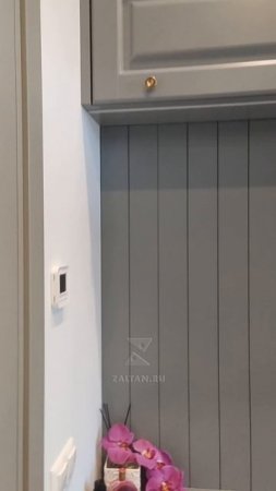 Серая прихожая на заказ с открытой зоной с крючками и комодом. Классический стиль.