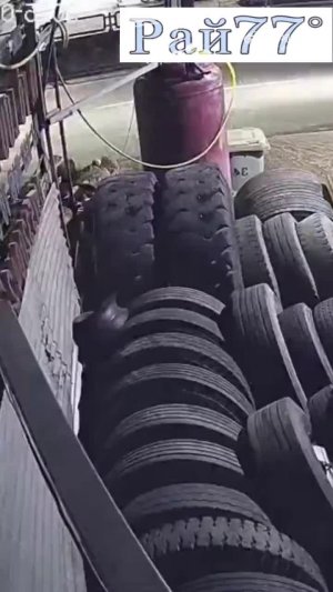 Китаец на мотоцикле продемонстрировал смекалку, похитив колесо