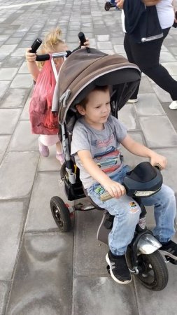 Вышли на прогулку. Наша новая площадь.