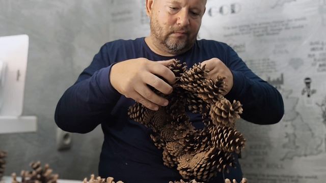 Я делаю корзину из сосновых шишек. В видео нет ускорения.
