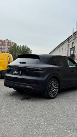 Бронирование Porsche Cayenne матовой плёнкой, пошив ковров, техническое обслуживание