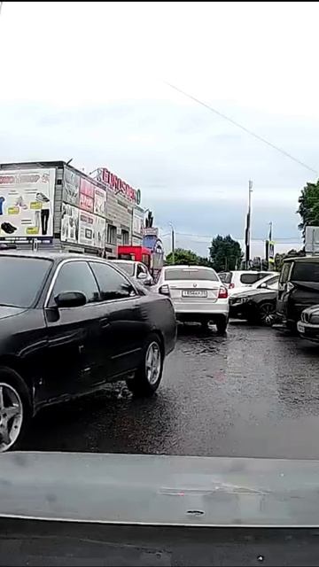 Женщина на Амурской въехала в Ларгус и спокойно пошла в магазин