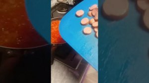 Жареная помидор и сосиски