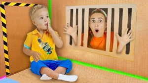 Влад и Ники. Челлендж Лабиринт из коробок с Крисом! Весёлое видео для детей.