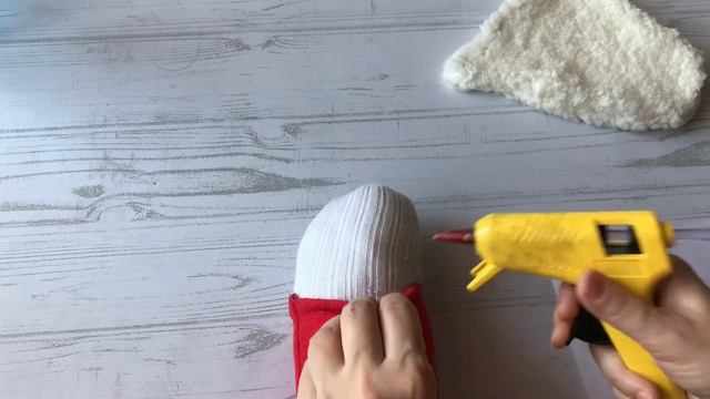 Мастер-класс гном из бутылки и старых колгот DIY. Новогодние поделки из подручных материалов.