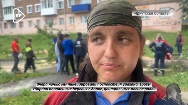 Шторм в Иркутской области снёс крыши домов.Волонтёры расчищают дороги, разбирают повреждённую кровлю