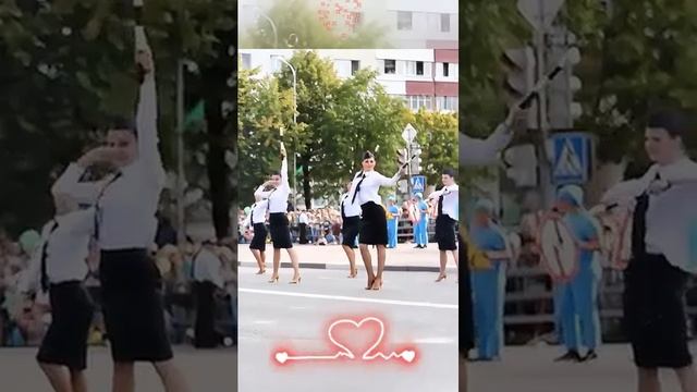 Танцуют все.