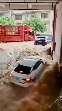 Масштабное наводнение в Китае, уходящие под воду автомобили и целые реки на улицах🌊