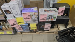Вот так Чижик! Ну даёт жару. Два ряда красных ценников. Стиральная машина за 1600 руб, пылесос и др