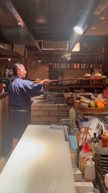 NznZuoj2OCk - 客を魅了する圧巻のパフォーマンス！東京にある炉端焼き居酒屋🍶#東京グルメ #新宿グルメ #居酒屋
