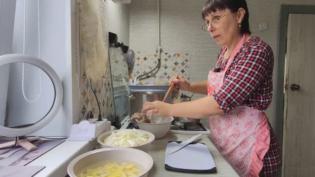 ЖИЗНЬ В МАЛЕНЬКОЙ ДЕРЕВНЕ. Сделала сыр, варю сгущенку и борщ. Муж прополол грядку на огороде.