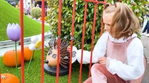 Мистер Макс Макс и Катя весело играют в парке с тыквами