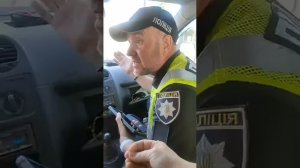 Полицейский залез в чужое авто.