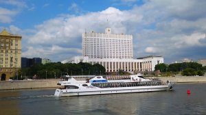 Тридцать теплоходов на реке Москва и набережные столицы.