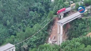 Фура в Китае зависла над обрывом: водитель чудом выжил