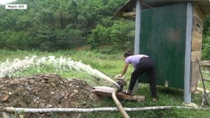 София 27. София строит каменный септик возле дома на сваях.