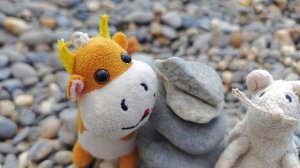 Худыша и Бычок построили огромную башню из камней