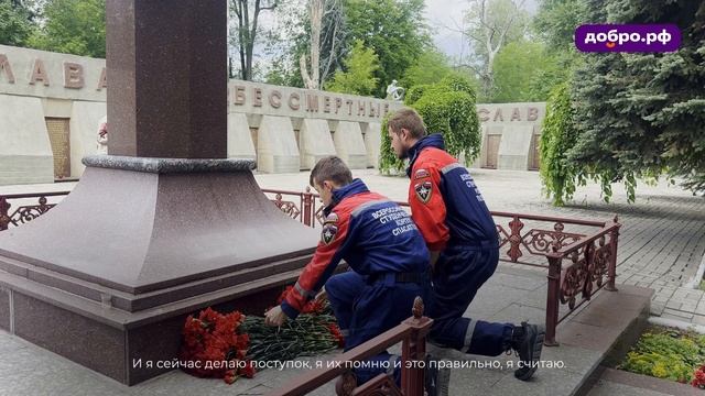 Волонтёры из Донецка очищают памятники советских солдат