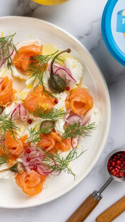Закуска с творожным сыром и лососем
